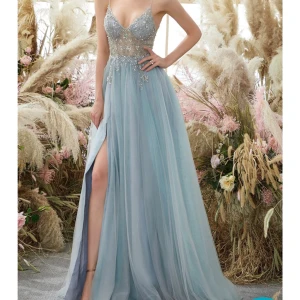 Balklänning  - Säljer min balklänning från zapaka i storlek XS! Super fint skick, använd endast vid ett tillfälle!💕Nypris 1400kr