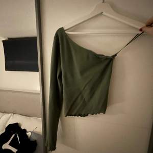 Jättesnygg grön one shoulder topp från Gina Tricot, sparsamt använd! Hör av dig för fler bilder🌟🌟