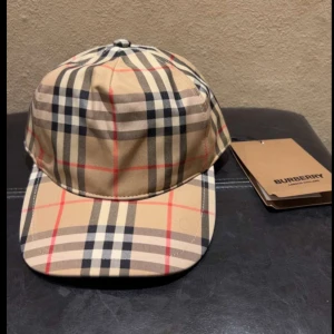 Burrberry keps - Burrberry keps till salu. Felfri keps som får många komplimanger.  Skick 10/10 Skriv vid intresse
