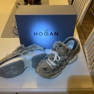Hogan - Tjenare! Har ett par Hogan skor som jag vill sälja (eller byta)  Skick 10/10 bara provade inomhus 1-2 gånger. Nypris6500. Ge ett bud så får vi se. 