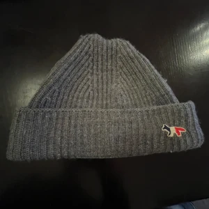 Maison kitsuné mössa  - Helt ny. Använd 1-2 gånger