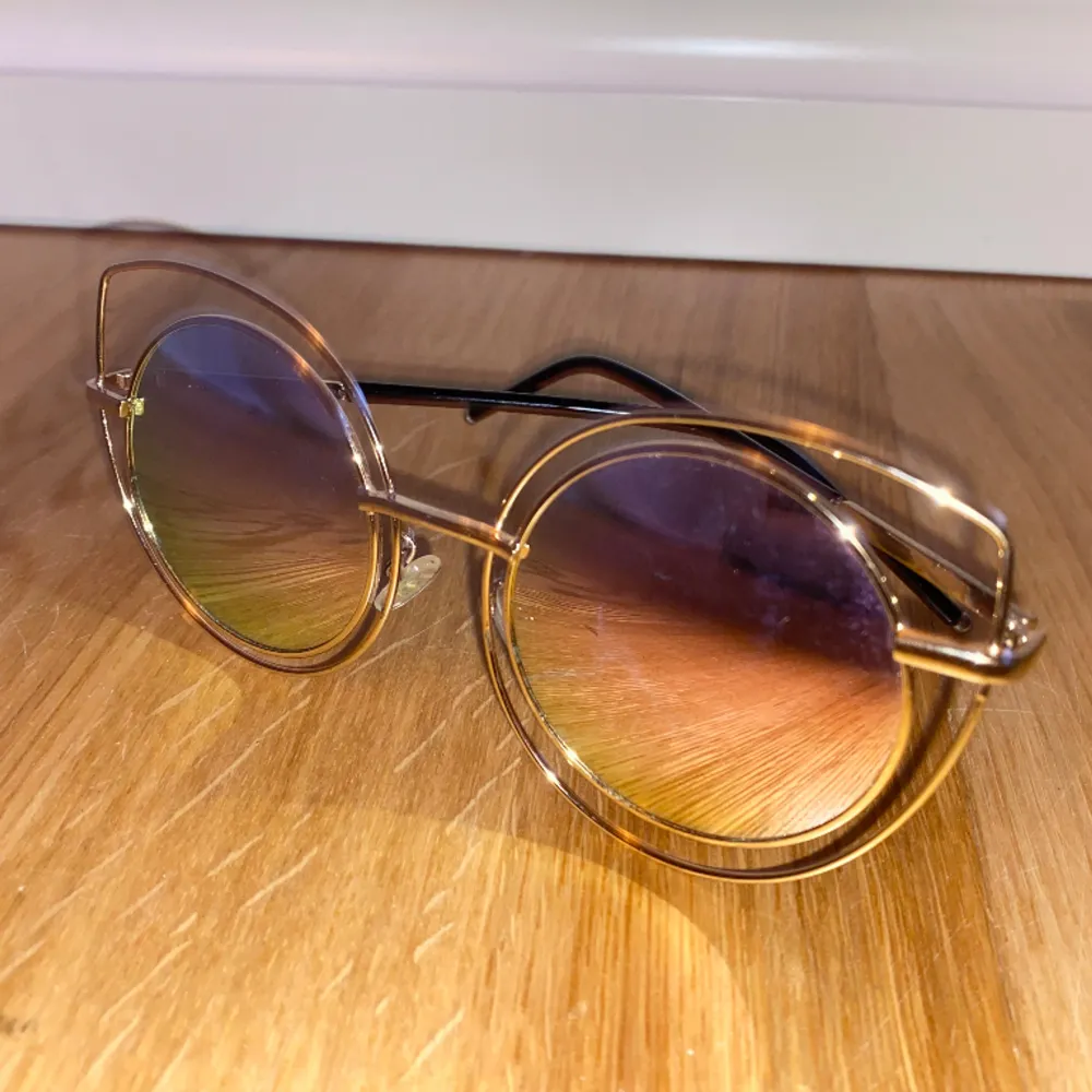 Ett par söta solglasögon som jag köpte från en butik i Grekland 2018. Glaset skiftar i rosa och grönt beroende på vinkel. Relativt gott skick. Om det skulle vara någon defekt så syns det nog på bilderna :). Accessoarer.