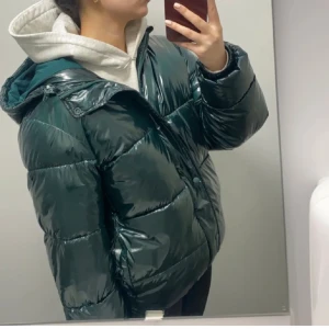 Jacka från zara  - Säljer slutsåld jacka från Zara då den inte passade mig💕 den är lite stor i storleken 