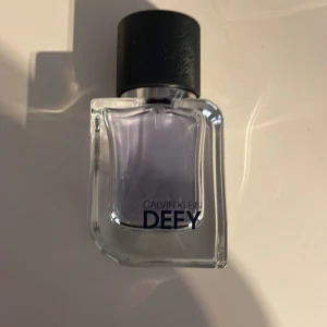 Calvin Klein defy parfym - Calvin Klein defy parfym 30 ml Inte super mycket använd. Säljer den för att jag har köpt fler parfymer nu och använder den inte så ofta längre. Köpte för 550 säljer för 200kr. Fel fri!