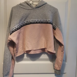 Hoodie croptop  - Använt fint skick, avkapad huvtröja, text över bröstet "See ya" 