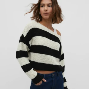 randig tröja - svartvit ramdig tröja från zalando, superfin men kommer tyvärr aldrig till användning då jag köpt i fel storlek. nyskick (aldrig använd), nypris 299kr.