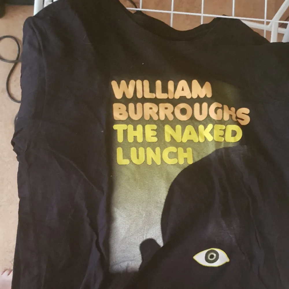 T-Shirt med William S Burroughs Naked Lunch tryck. T-shirts.