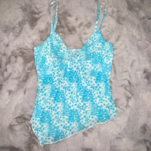 Y2k sommar top - Från Y2k märket Tally Weil, lappen är dock borta! Inga defekter, riktigt fin sommar/beach top, väldigt luftig och passande för sommaren, Sneakuren och mesh material. Säljs pga att jag anser att jag inte passar i blått😅💞 passar xxs-s