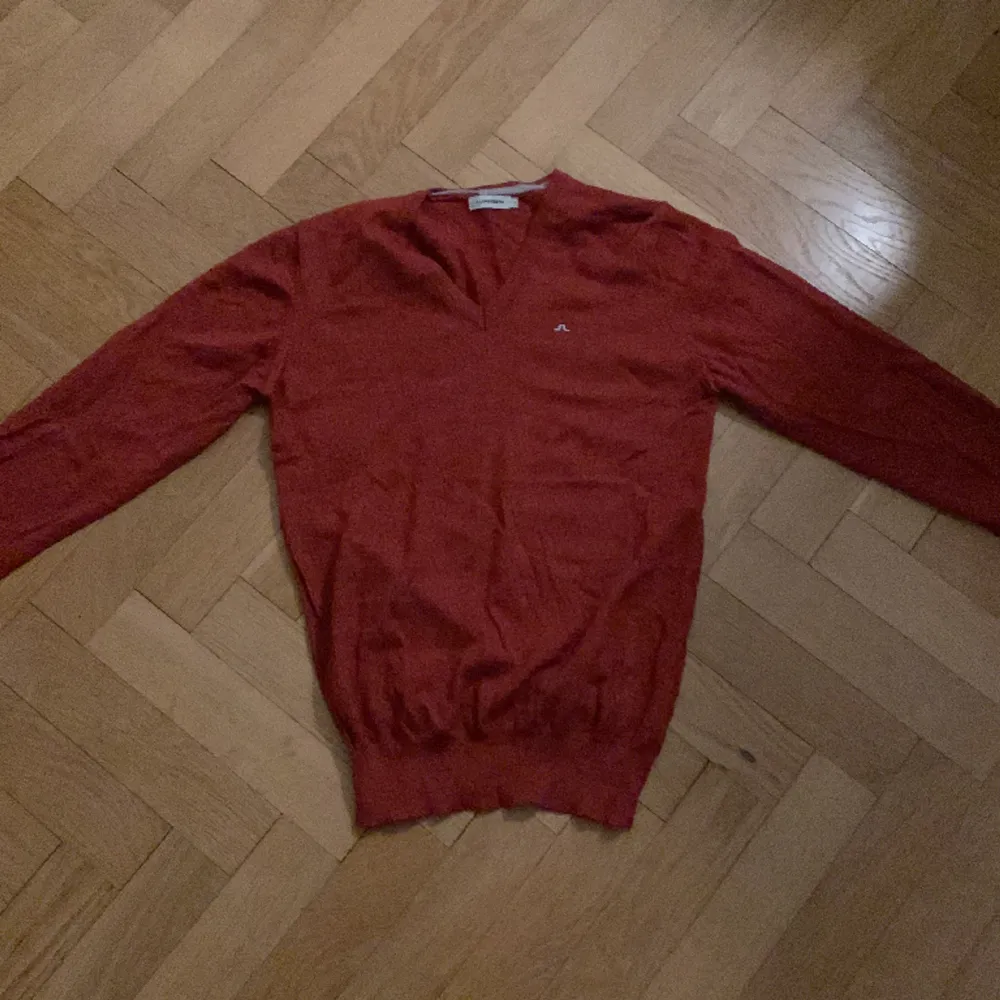 Säljer en J lindeberg tröja som inte längre kommer till användning. Ställ gärna frågor, priset är diskuterbart skick 8/10. Passar perfekt till skjortorna jag nyss lagt upp.. Tröjor & Koftor.