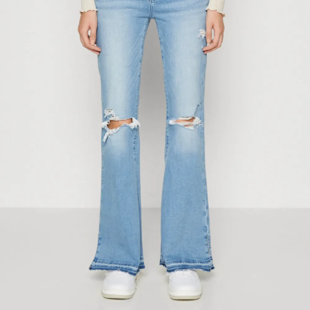 Säljer dessa jeans använt dem ett få gånger och har inga tecken på användning.  1200kr nya. Modellen har på sig 4(27)R och jag är 176. Jag har storleken 8(29)R och är också 176 och dem passar bra i längden. Säljer pga att inte användning.. Jeans & Byxor.