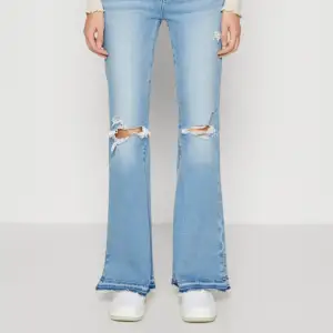 Säljer dessa jeans använt dem ett få gånger och har inga tecken på användning.  1200kr nya. Modellen har på sig 4(27)R och jag är 176. Jag har storleken 8(29)R och är också 176 och dem passar bra i längden. Säljer pga att inte användning.