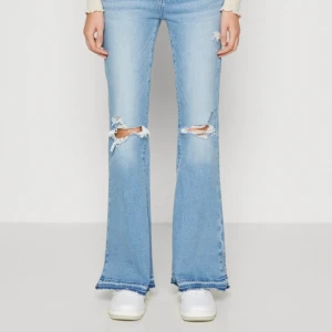 American Eagle Jeans  - Säljer dessa jeans använt dem ett få gånger och har inga tecken på användning.  1200kr nya. Modellen har på sig 4(27)R och jag är 176. Jag har storleken 8(29)R och är också 176 och dem passar bra i längden. Säljer pga att inte användning.