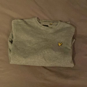 Lyle scott tröja - En fin Lyle scott tröja||strorlek xs| färgen är grå|| pris 199kr vid funderingar fråga oss!!