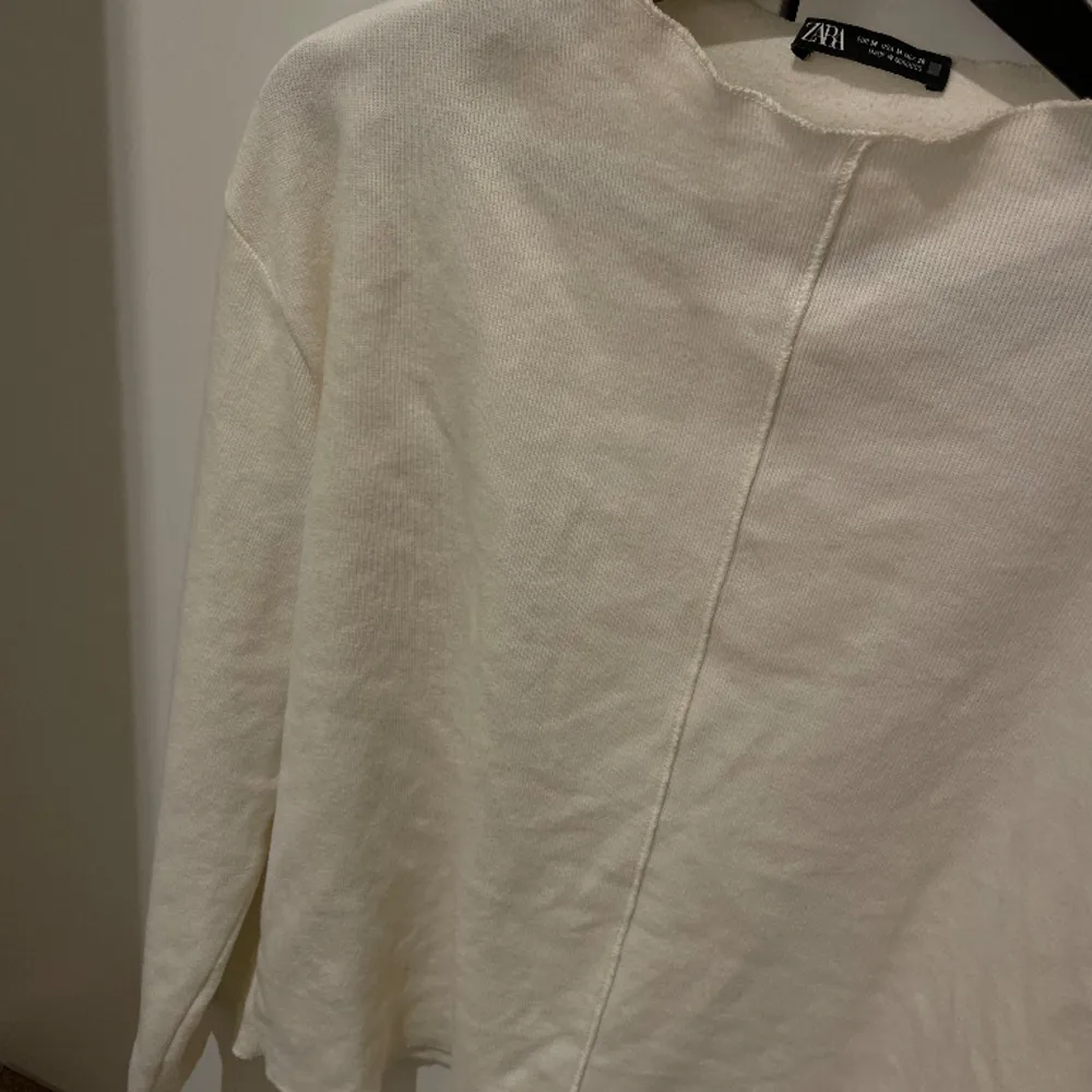 Superfin gosig tröja från Zara i lite cremevit färg💕 storlek M. Tröjor & Koftor.