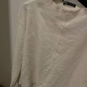 Superfin gosig tröja från Zara i lite cremevit färg💕 storlek M