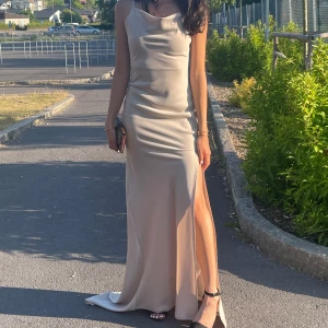 Balklänning - Champagne färgad balklänning köpt på Zalando för 619kr. Endast använd 1 gång och därför inga defekter. Säljer för 400kr💗