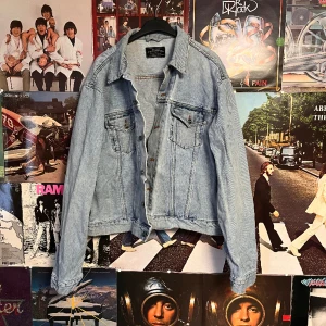 Vintage Jeans jacka - Otorligt fin vintage jeans jacka! Lagom mycke distress, inga dåliga defekter! Perfekt för sommaren! Dm vid frågor 