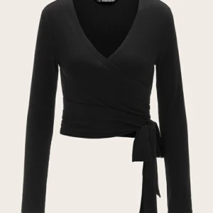 Svart tröja med knyt bak - Supersnygg långärmad tröja som man knyter bak, fram eller på sidan. Man kan knyta den på många olika sätt och det gör även att den passar många. Använd ytterst få gånger så i bra skick. Nypris 150, mitt pris 60.