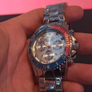 Klocka  - Säkjer helt ny klocka oanvänd