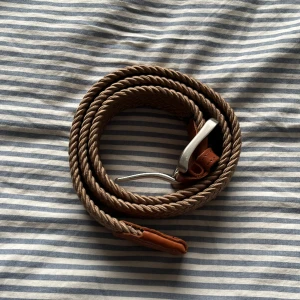 Flätat bälte J&J - Flätat bälte från J&J, använt några gånger, inga defekter, skick 10/10