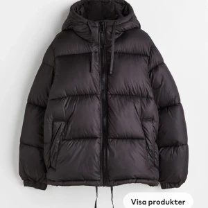 Pufferjacka hm - Intressekoll på min vinterjacka från HM storlek xs, köpte den för ca 2 månader sen och den är använt kanske max 5 gånger då jag inte tycker att den passa mig. Kan skicka fler bilder privat!!💕💕