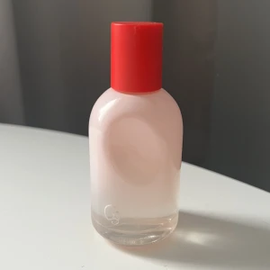 Glossier You parfym - Säljer min Glossier You parfym! Knappt använd🤍 