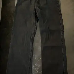 Jeans från Weekday, köpte second hand men har aldrig använt själv då storleken var fel  I byxorna står det storlek 30/30 men på mig som har storlek 32 på jeans sitter dom som en storlek 36