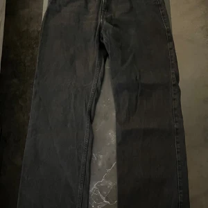 Jeans från Weekday - Jeans från Weekday, köpte second hand men har aldrig använt själv då storleken var fel  I byxorna står det storlek 30/30 men på mig som har storlek 32 på jeans sitter dom som en storlek 36