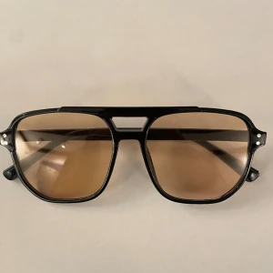 Solglasögon  -  Riktigt soft solglasögon inför våren och sommaren. Glasögon finns i flera olika färger på linserna så kolla vilken färg som passar just dig🍾