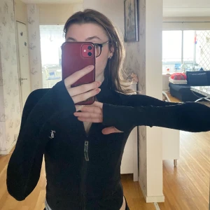 Juicy couture tränings topp  - En skit snygg och skön tränings kofta ish från Juciy couture . Säljs då den kommer knappt till användning! Pris kan diskuteras 🥰