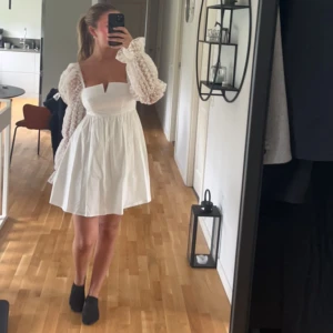 Studentklänning  - Säljer denna fina studentklänning, aldrig använd och prislapp kvar! Klänning är från ASOS och är helt slutsåld, nypris är 929kr!