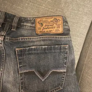 jätte fina disel jeansshorts som tyvärr blivit för små! Fina detaljer på fickorna och lågmidjade. Jätte bra skick. Hittade inte exakt som men ett par disel jeans eller jeansshorts nya brukar kosta kring 1500-800 vad jag hittat. 