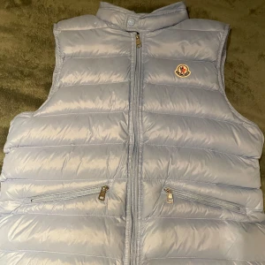 Moncler gui väst - Varan är i super skick för att vara från 2018. Super bra och snygg för att ha nu till sommaren Storlek 3/M Köpt på _lukasheat instagram 2021 