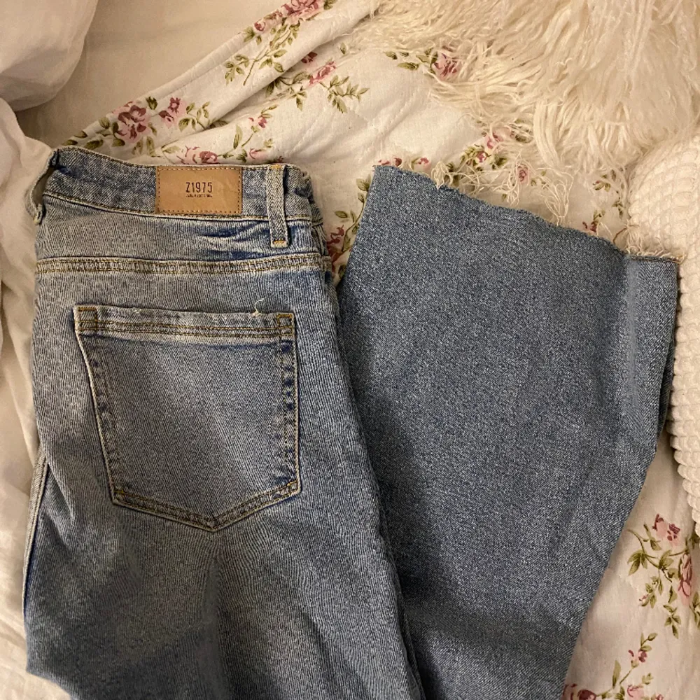 Ljusblåa bootcut jeans från Zara i storlek 36. Dem är i mycket bra skick!💕. Jeans & Byxor.