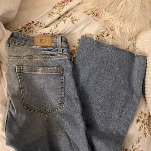 Ljusblåa bootcut jeans från Zara i storlek 36. Dem är i mycket bra skick!💕