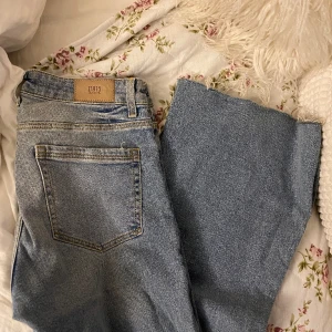 Ljusblåa bootcut jeans  - Ljusblåa bootcut jeans från Zara i storlek 36. Dem är i mycket bra skick!💕