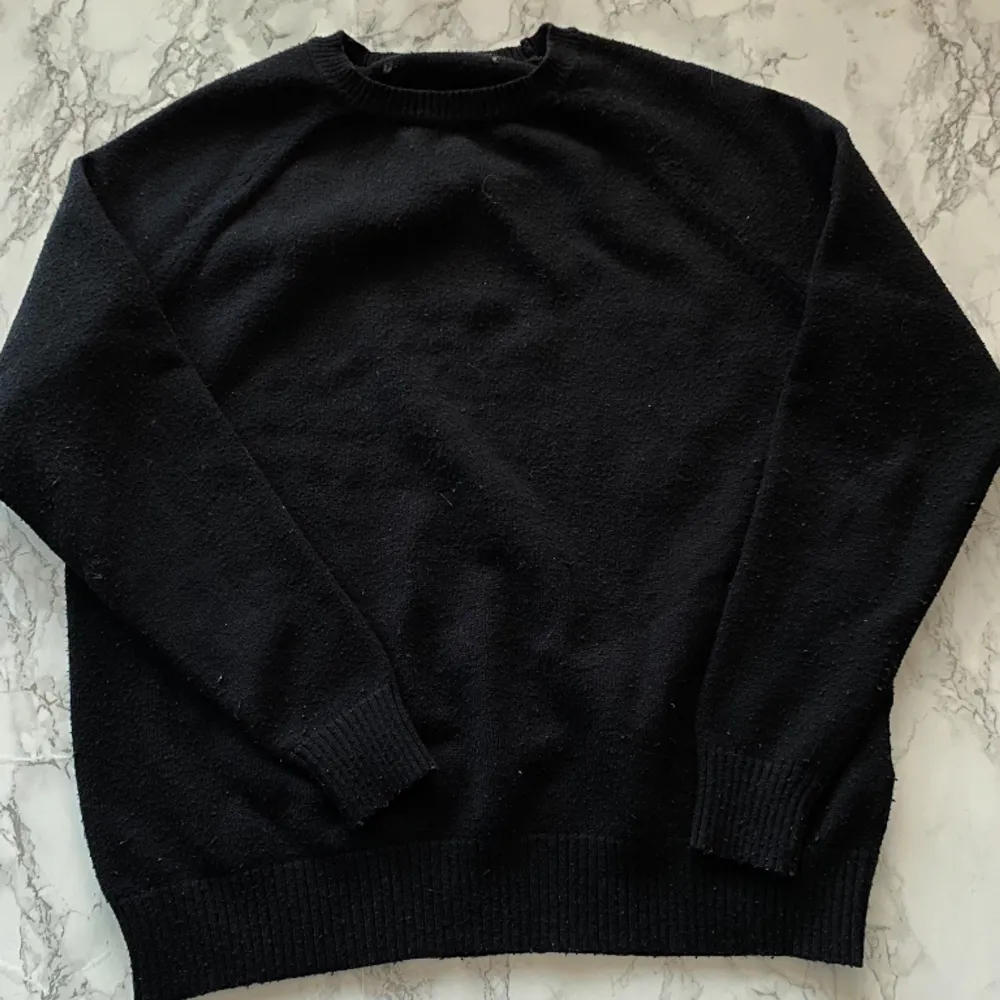 Säljer min svarta tröja från Only för 40kr i storlek XS lappen är inte kvar på tröjan, använder den aldrig pris kan diskuteras💘+frakt. Hoodies.