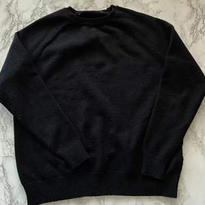 Säljer min svarta tröja från Only för 40kr i storlek XS lappen är inte kvar på tröjan, använder den aldrig pris kan diskuteras💘+frakt