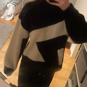 Stickad tröja - ⚠️tryck inte på köp nu⚠️ Säljer denna jättefina unika stickade tröjan ifrån Vila.  Storlek M men passar mig som oftast är S. 