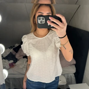 Topp - En fin topp som köptes på h&m. Använd några få gånger men i fint skick. Storlek 34 men passa mig som bruka ha 34-36. 
