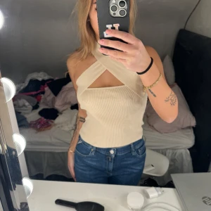 Topp - En fin topp i färgen beige har i färgen svart och vit också köp alla tre för 350 eller 150kr styck. Tröjorna är ONESIZE 