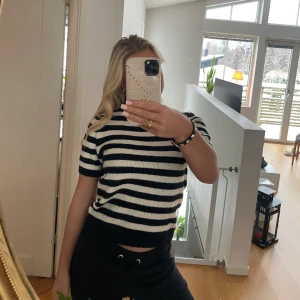 Stickad t-shirt  - En randig stickad T-shirt 