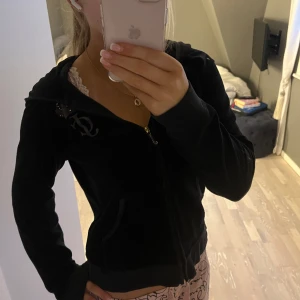 juicy kofta - säljer en sååå fin juicy kofta med glitter på ryggen. vet ej storlek men skulle säga xs/s. ❤️