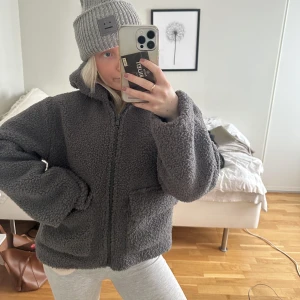 Teddyjacka - Så snygg teddyjacka från zara barn som säljs då jag aldrig använder den💗💗anvönd typ 2 gånger Max. Sitter som en xs/s