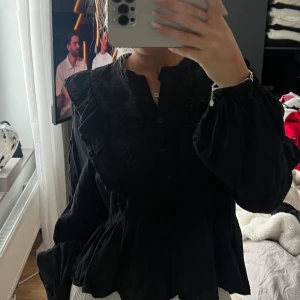 Svart blus  - Köpt nydligen från bik bok, andvänd 1 gång🥰