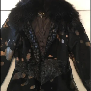 Snygg läderjacka med äkta päls från Volk - Oanvänd 