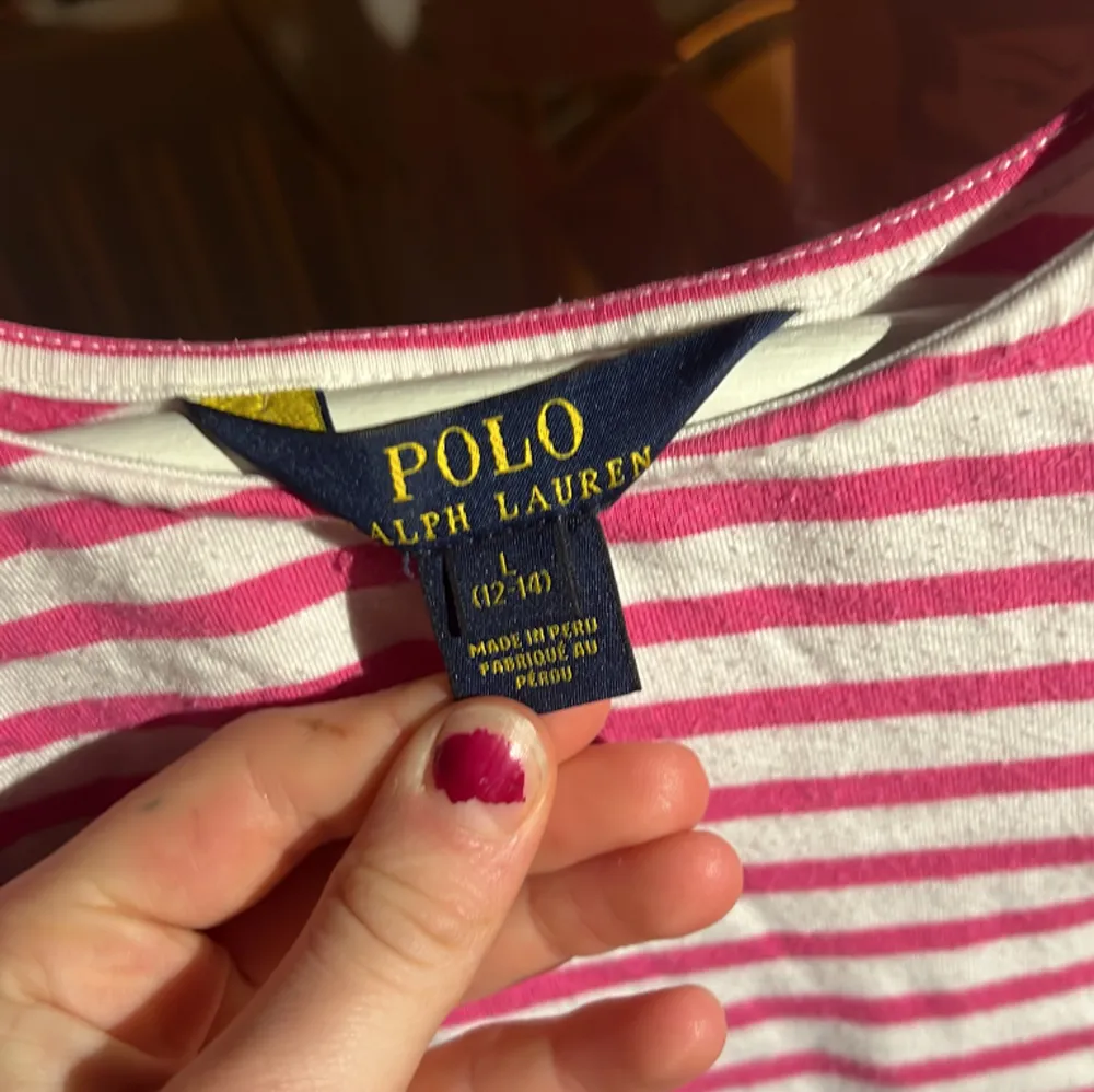 En Polo tröja i jättebra skick som jag inte använt någon gång/ den är från 12-14 år och det står large i den. Fast den är kanska fin så den kostar lite mer/ orgial pris 200kr fast jag kommer sälja den för 130kr 😁 . Blusar.