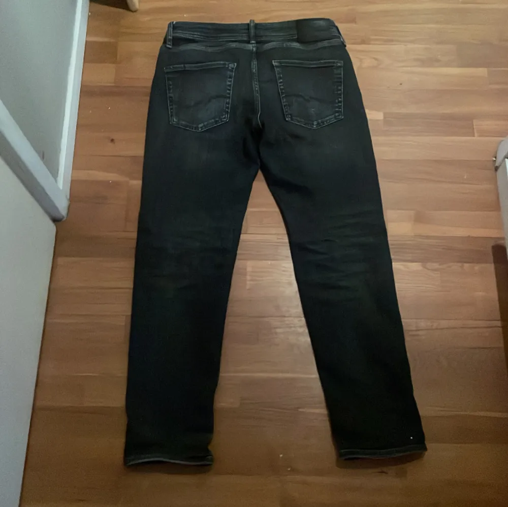 Säljer dessa jeans från Jack&Jonas modellen på jeansen är tapered/mike nypris ligger på 899kr. Jeans & Byxor.
