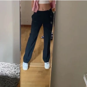 Kostymbyxor - Säljer dessa superfina Hugo Boss Kostymbyxor i storlek S💗 De är lite gråare i verkligheten än de ser ut på de första bilderna🫶