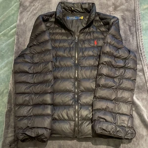 Polo ralph lauren jacka - Tjena! Säljer nu min feta raffe jacka då den är för stor och därmed inte kommer till använding. Storlek M passar dig som är 175-185cm, skick 10/10 som ny. 